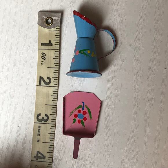 Vintage Handpainted Dollhouse Mini Miniature Watering Can & Dust Pan Figures - Picture 8 of 9